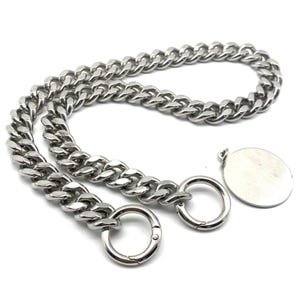 Op de afbeelding: Zilveren hondenketting met twee zilveren D-ringen en een ronde zilveren hanger.