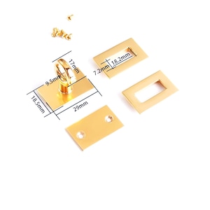 Pu&ograve; includere: Componenti hardware per borse rettangolari color oro. Include una chiusura rettangolare con anello, due chiusure rettangolari con aperture e un piccolo pezzo rettangolare con due fori. Misure in millimetri.