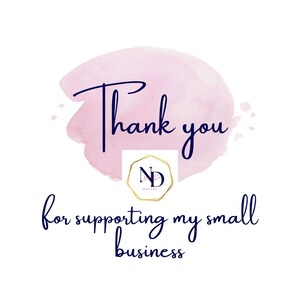 Puede incluir: Gr&aacute;fico digital con las palabras "Thank you" en escritura azul oscuro sobre un lavado de acuarela rosa. Debajo, el texto "for supporting my small business" est&aacute; escrito en una escritura similar. Un logotipo con marco dorado est&aacute; centrado.
