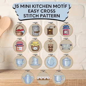 Op de afbeelding: 15 Mini Keuken Motieven 1 Eenvoudig Kruissteekpatroon. Een set van 15 kruissteekpatronen met afbeeldingen met een keukenthema, waaronder een pot jam, een koffiemolen, een theepot en een kom met fruit. Elk patroon is ingelijst in een bruine cirkel.