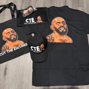 Könnte beinhalten: Eine schwarze Tragetasche, eine schwarze Baseballkappe, ein schwarzes Handtuch und ein schwarzes T-Shirt, die jeweils eine Grafik einer bärtigen Person mit einem blauen Auge und dem Text CTE CUT THE EXCUSES zeigen. Die Artikel sind zusammen angeordnet.