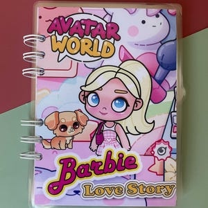 Può includere: Un quaderno a spirale rosa e bianco con un'immagine di un cartone animato di una ragazza bionda con un vestito rosa e un cane. Il quaderno ha il testo "Avatar World" e "Barbie Love Story" sulla copertina.