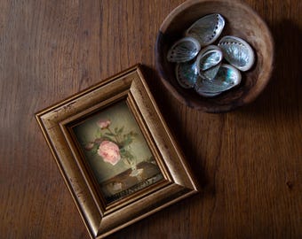 Mockup artistico con cornice dorata vintage, tavolo in legno rustico (download digitale)
