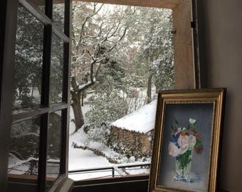 Mockup gouden lijst, Provence Cottage-raam, besneeuwde scène (PSD-bestand)