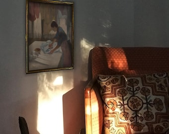 Elegante gouden lijstmodel, rustiek huisje interieur (psd-bestand)
