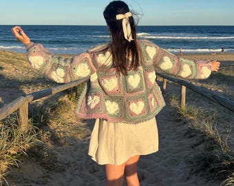 Padrão de crochê: Cardigan de crochê com corações de amantes - Suéter quadrado feminino da vovó