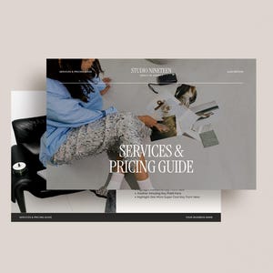 Op de afbeelding: Een sjabloon voor een diensten- en prijzengids met een lichtblauw overhemd en een broek met textuur, waarbij de tekst Studio Nineteen Creative Agency en Services & Pricing Guide in een modern schreeflettertype wordt weergegeven.