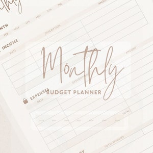 Könnte beinhalten: Ein beigefarbener monatlicher Budgetplaner mit einer handschriftlichen Schriftart. Der Planer enthält Abschnitte für Einnahmen, Ausgaben und Notizen. Der Text "Monthly Budget Planner" ist sichtbar, zusammen mit den Monaten des Jahres.