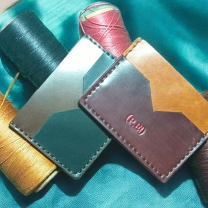 Exclusivos tarjeteros Shell de piel cordobesa con tres bolsillos: tu estilo e individualidad