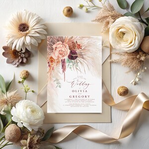 Puede incluir: Invitaci&oacute;n de boda con un dise&ntilde;o de acuarela de hierba de la pampa, flores y vegetaci&oacute;n en tonos rosa, burdeos y beige. El texto dice "Por favor, &uacute;nase a nosotros para la boda de Olivia y Gregory, el s&aacute;bado diecis&eacute;is de octubre de dos mil veintiocho a las cinco de la tarde, St. Wedding Hall Venue, 12 Street, Wedding City, Florida, Recepci&oacute;n a continuaci&oacute;n."