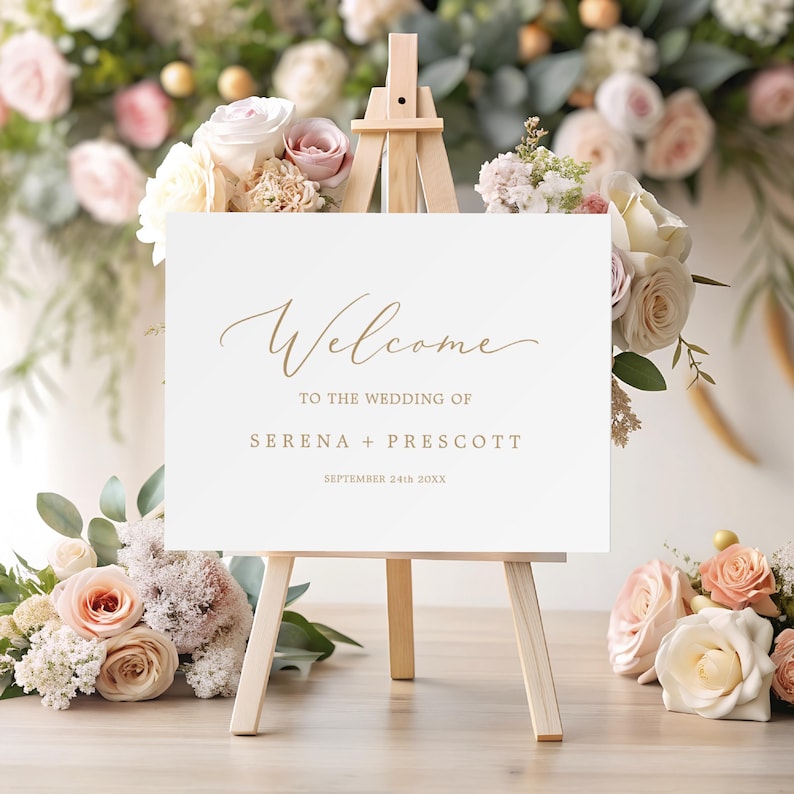 Puede incluir: Se&ntilde;al de bienvenida de boda blanca con fuente de caligraf&iacute;a dorada. El letrero dice "Bienvenido a la boda de Serena + Prescott 24 de septiembre de 20XX".