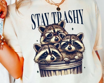 Camiseta Stay Trashy, camiseta con mapache, camiseta con gráfico de meme, camiseta gráfica divertida retro, regalo para amantes de los mapaches, camiseta gráfica divertida, camiseta gráfica de meme