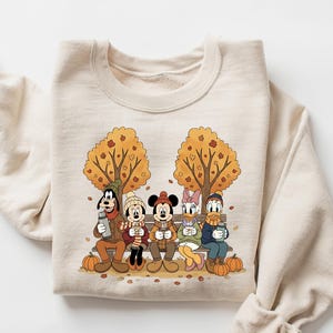 ミッキーと仲間たちの秋のスウェットシャツ、ディズニーランドの秋の雰囲気のパーカー、ミッキーの秋のセーター、ディズニーのパンプキンシャツ、ディズニーの秋のファミリー旅行Tシャツ