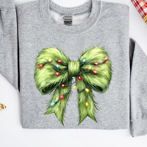 グリーンコケットボウシャツ、グリーンファーボウTシャツ、グリーンガイTシャツ、快適なホリデーシーズンセーター、クリスマス映画クルーネック、かわいい冬用スウェットシャツ