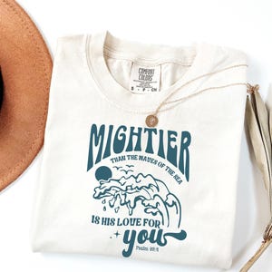 Komfortfarben, mächtiger als die Wellen, Psalm 93: 4 Shirt, Christian Boxy Tshirt, Bibel Vers Küstenästhetik T-Shirt, Geschenk für christliche Mutter