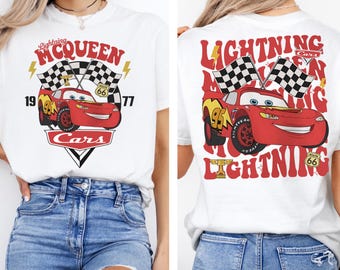 Komfortfarben zweiseitiges Lightning McQueen-Shirt, Radiator Springs-T-Shirt, Rusteze Cars-Outfit, Disney-Familienurlaubsbekleidung, Geschenk für Autoliebhaber