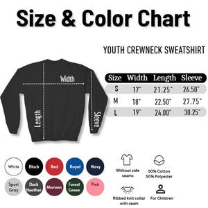 K&ouml;nnte beinhalten: Ein schwarzes Jugend-Crewneck-Sweatshirt mit einer Gr&ouml;&szlig;en- und Farbtabelle. Die Tabelle zeigt Ma&szlig;e f&uuml;r die Gr&ouml;&szlig;en S, M und L, mit Breiten von 43 cm, 46 cm und 48 cm, L&auml;ngen von 54 cm, 57 cm und 61 cm und &Auml;rmell&auml;ngen von 67 cm, 70 cm und 77 cm.