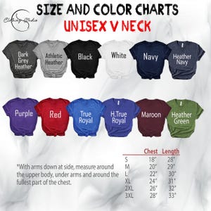 K&ouml;nnte beinhalten: Eine Farbkarte f&uuml;r Unisex-V-Ausschnitt-T-Shirts, die verschiedene Farben wie Schwarz, Wei&szlig;, Marineblau und Grau meliert zeigt. Die Karte enth&auml;lt eine Gr&ouml;&szlig;entabelle mit Brust- und L&auml;ngenma&szlig;en in Zoll, von S bis 3XL. Der Text enth&auml;lt auch Anweisungen zur Brustmessung.