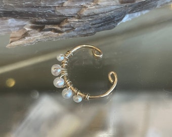 Ear cuff in 14k gold filled with freshwater pearls