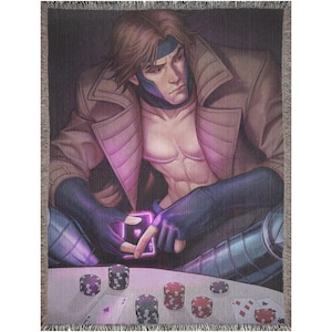 Può includere: Coperta tessuta con un'illustrazione di fumetti di un personaggio maschile con capelli castani, una fascia blu e un cappotto color cachi. Il personaggio è seduto a un tavolo da poker con carte da gioco e fiches.
