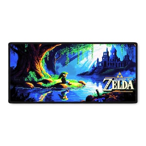 Peut inclure: Une image pixelisée d'une scène de jeu vidéo de The Legend of Zelda. La scène montre Link debout au bord d'un lac dans une forêt avec un château en arrière-plan. Le texte "The Legend of Zelda" est affiché dans le coin inférieur droit.