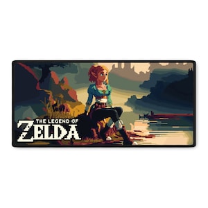 Peut inclure: Une illustration pixelisée d'un personnage de jeu vidéo, Link, de la série The Legend of Zelda. Link est un personnage féminin aux cheveux blonds portant une tunique bleue et verte et un pantalon marron. Elle est assise sur un rocher surplombant une étendue d'eau. Le texte "THE LEGEND OF ZELDA" est affiché au premier plan.