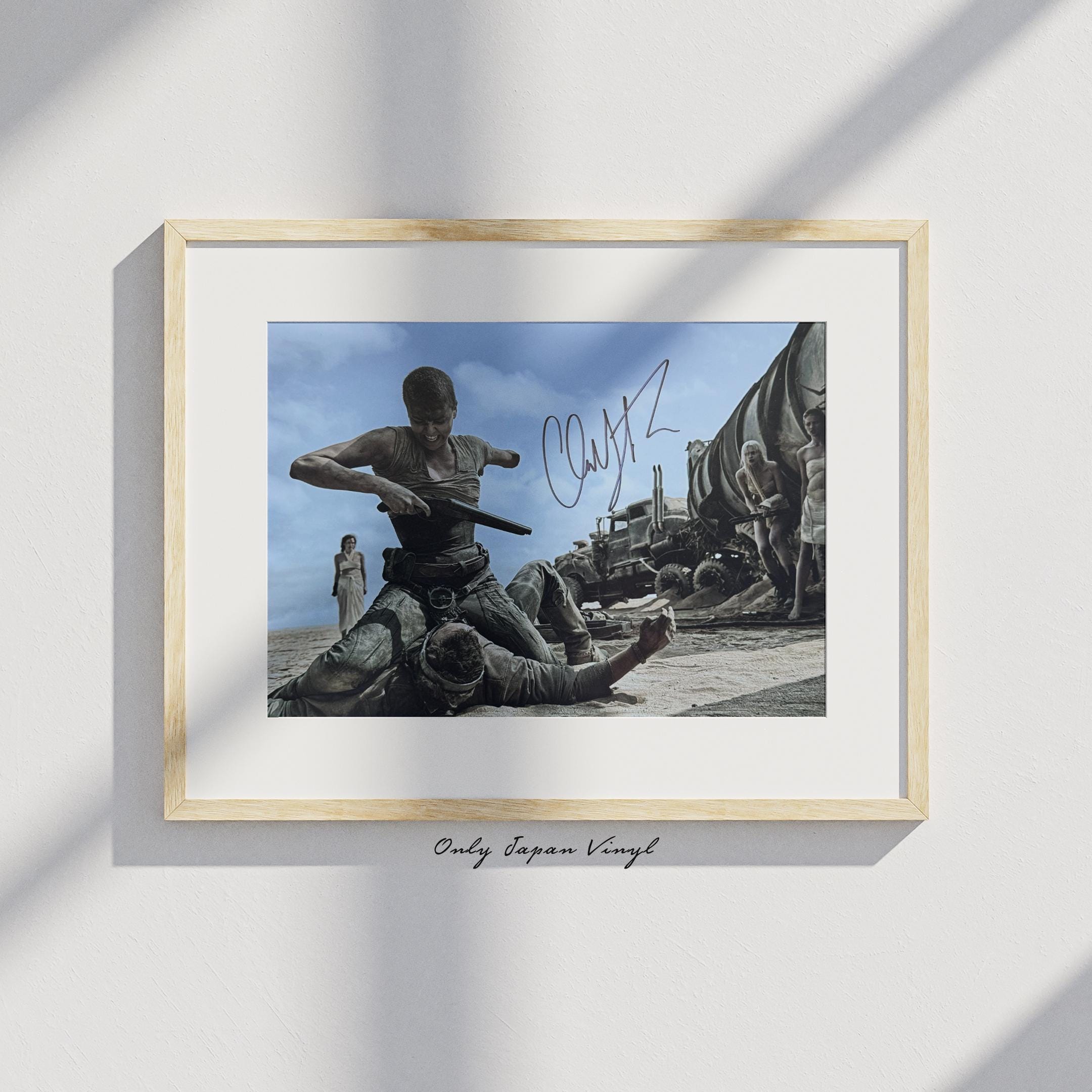 シャーリーズ　セロン　直筆サイン入りフォト　マッドマックス シャーリーズ・セロン直筆サイン入り写真□イーオンフラックス