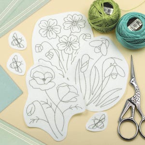 花柄刺繍パターン - 手描きの野花、ポピー、スノードロップ、プリムローズの花のデザインセット