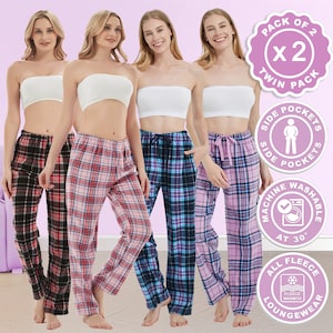 Peut inclure: Deux paires de pantalons de pyjama en polaire à carreaux avec des poches latérales. Les pantalons sont en rose et noir, bleu et noir, et violet et noir. L'image comprend le texte "Pack of 2 Twin Pack", "Side Pockets", "Machine Washable at 30", et "All Fleece Loungewear".