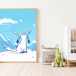 Puede incluir: Una ilustraci&oacute;n azul y blanca de un personaje Pok&eacute;mon, Espeon, de pie en un paisaje monta&ntilde;oso nevado. El fondo es un cielo azul claro con nubes blancas.