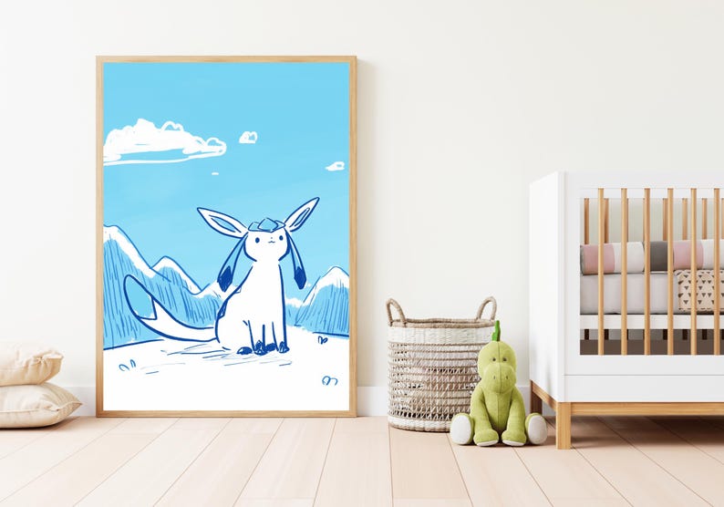 Puede incluir: Una ilustraci&oacute;n azul y blanca de un personaje Pok&eacute;mon, Espeon, de pie en un paisaje monta&ntilde;oso nevado. El fondo es un cielo azul claro con nubes blancas.