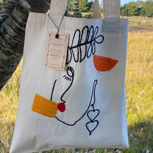 Abstrakte Kunst inspiriert, limitierte Auflage, handbestickte Blumentasche, ästhetische Einkaufstasche, Floral Her, Ostergeschenk für Mutter und Großmutter.