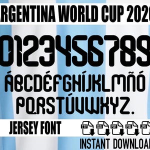 Può includere: Carattere nero per maglia con numeri, lettere e la scritta "ARGENTINA WORLD CUP 2026". Include icone di tipo di file e le parole "JERSEY FONT" e "INSTANT DOWNLOAD" su sfondo a righe blu e bianche.