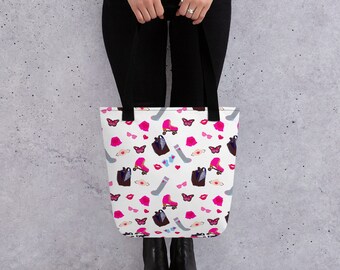 Könnte beinhalten: Weiße Tragetasche mit einem sich wiederholenden Muster aus rosa Rollschuhen, Schmetterlingen, Sonnenbrillen und Lippen. Die Tasche hat schwarze Griffe. Die Tasche wird von einer Person getragen, die eine schwarze Hose und Stiefel trägt.