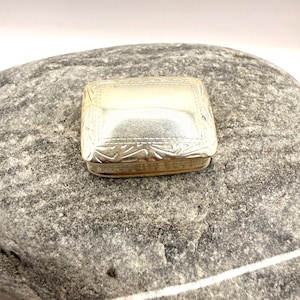 Rechteckige Pillendose aus Silber – 925er Sterlingsilber (1. Wahl) – Fein gravierter Rand – Luxuriöse, klassische Schnupftabakdose – Klein – 9,5 g