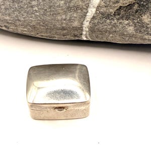 Rechteckige, glatte Pillendose aus Silber – Miniaturdose aus 925er Sterlingsilber – Gravierbare Silberdose – Minimalistisch & Kompakt