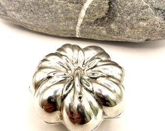 Pastillero de calabaza plateado - Caja de plata 800 con forma orgánica - Miniatura de plata hecha a mano - Escultura de calabaza vintage - 21 g