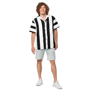 Schwarz-Weiß-Vertikal gestreifte Übergroße Buttondown Beetlejuice oder Schiri Unisex Kostüm Horrorfilm inspiriert Themen-Shirt 2XS-3XL