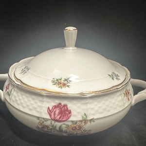 TK Thun Porslinsgryta/grönsaksskål med täckning. Numrerad "23". Tillverkad i Tjeckoslavakien.