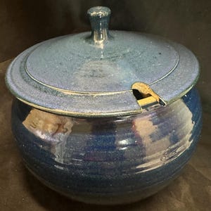 Olla/sopera de gres azul cobalto hecha a mano con tapa