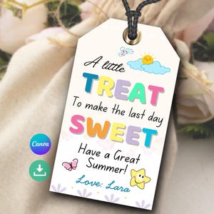 以下が含まれることがあります： カラフルな文字で「A little TREAT To make the last day SWEET Have a Great Summer! Love: Lara」と書かれた白いギフトタグ。タグには黒い紐が付いており、蝶、太陽、雲、星で飾られています。