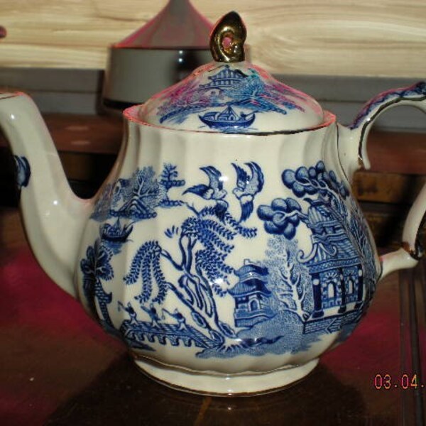 Vintage Tea Pot Fancy Blue Willow Transferware Postage on Me Today USA