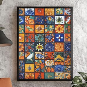 Könnte beinhalten: Ein gerahmtes Kunstwerk mit einem Mosaik aus farbenfrohen, quadratischen Fliesen mit floralen und geometrischen Mustern. Das Kunstwerk hängt über einem orangefarbenen Sessel mit Holzrahmen. Ein Lederhocker und eine Topfpflanze befinden sich ebenfalls im Raum.