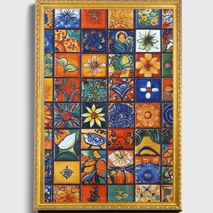 Op de afbeelding: Een ingelijst kunstwerk met een mozaïek van kleurrijke, vierkante keramische tegels. Elke tegel toont een uniek bloemmotief in tinten blauw, oranje, geel en groen. Het kunstwerk is ingelijst in een goudkleurige lijst.