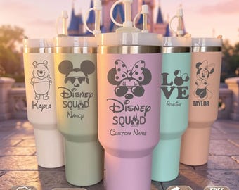 Könnte beinhalten: Eine Sammlung von fünf pastellfarbenen Edelstahlbechern mit Deckeln und Strohhalmen. Jeder Becher zeigt eine einzigartige Grafik im Disney-Stil, darunter Figuren wie Winnie Puuh und Minnie Maus, sowie personalisierte Namen und Schriftzüge.