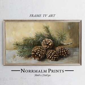 Op de afbeelding: Een schilderij van een groep dennenappels met groene dennentakken op een beige achtergrond. De dennenappels zijn bruin en hebben een getextureerd oppervlak.