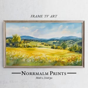 Pode incluir: Uma pintura de paisagem em aquarela emoldurada com um campo de flores amarelas e grama verde sob um céu azul com nuvens. A obra de arte é rotulada como "FRAME TV ART" e "-Norrmalm Prints- 3840 x 2160 px".