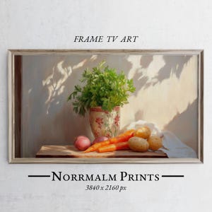 Puede incluir: Una pintura de bodegón con un manojo de perejil verde en una maceta de cerámica blanca y roja, con zanahorias y patatas sobre una mesa de madera. La pintura está enmarcada en un marco de madera claro.