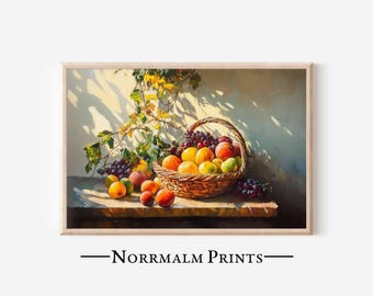 Op de afbeelding: Een rieten mand vol met een verscheidenheid aan vers fruit, waaronder sinaasappelen, perziken en druiven. Het fruit is in een stilleven-compositie gerangschikt, met de mand op een houten tafel. De scène is in warm, natuurlijk licht gebaad, wat een gevoel van overvloed en zomerse frisheid creëert.