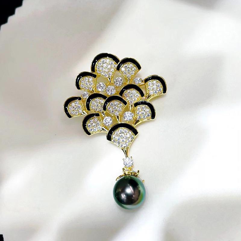 Ancienne Broche Vintage Couleur Or Avec Perles Blanches Et Noires - Bijou Unique Années 70/80 - État Occasion